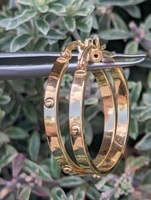 Golden Radiance: Stunning 18kt Gold Hoop Earrings