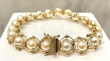  Timeless Piece: Vintage Pearl Bracelet