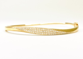  Refined Elegance: 18K Yellow Gold Diamond Bangle 7"  